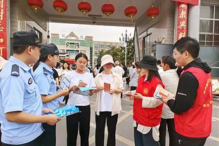 搞笑一幕！马竞新闻发布会椅子出问题，德保罗越坐越矮